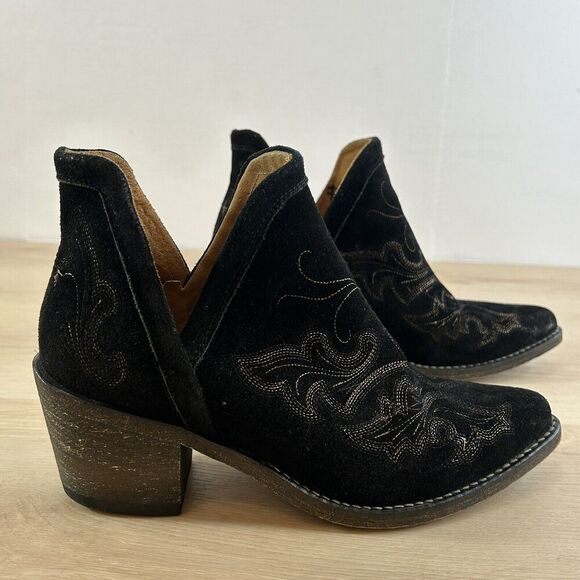 Elegant Black Ankle Boots with Intricate Stitching. The brand is Circle G. - Picture 12 of 16